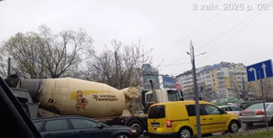 Вантажівка з бетономішалкою у міському заторі