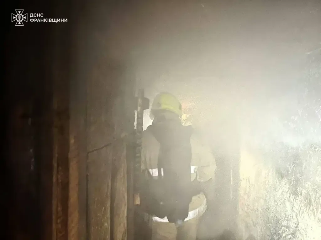 Пожежник працює у задимленому приміщенні