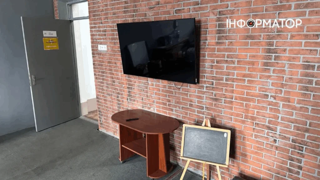 Телевізор на цегляній стіні з маленькою дошкою