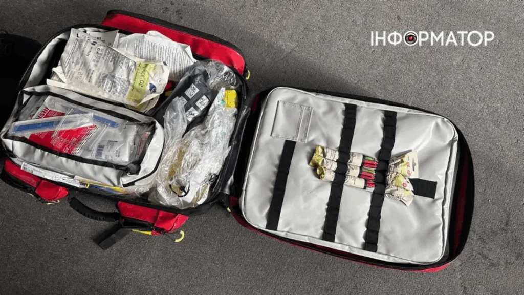 Відкрита медична сумка з медикаментами та інструментами