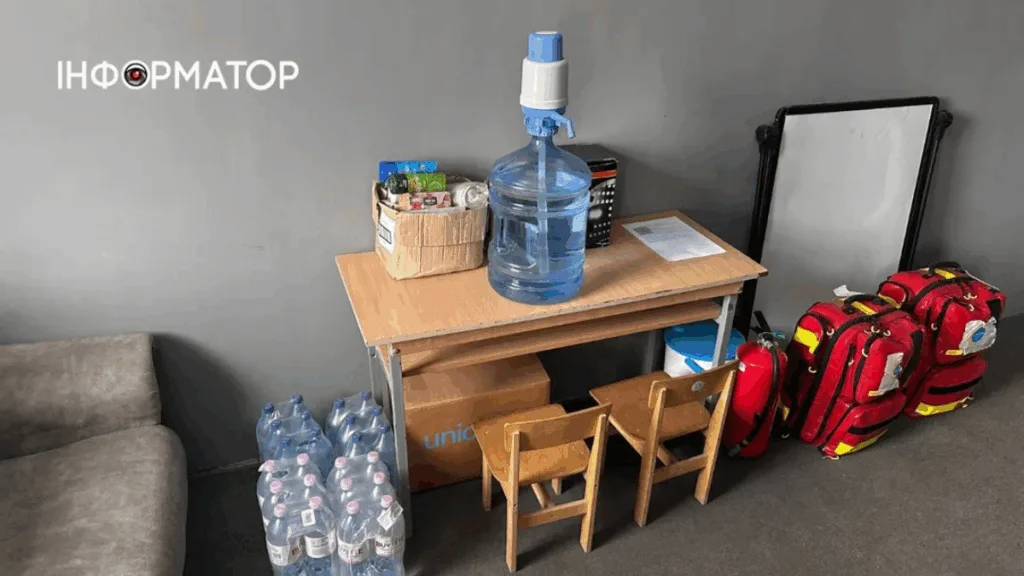 Стіл з бутлем води та аварійним приладдям