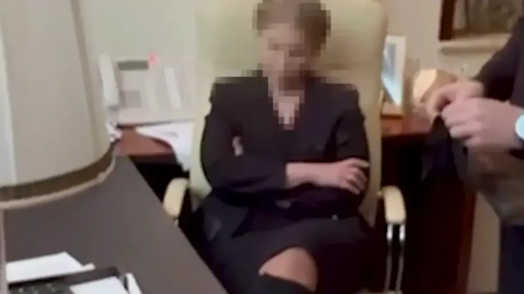 Жінка сидить у офісі на кріслі