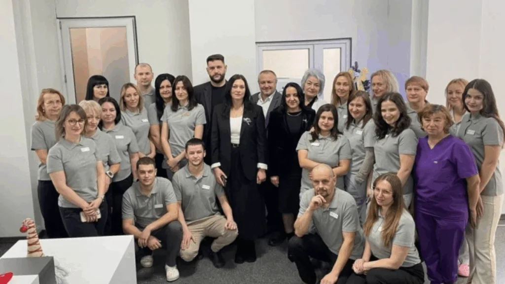 Група працівників позує для фото в офісі