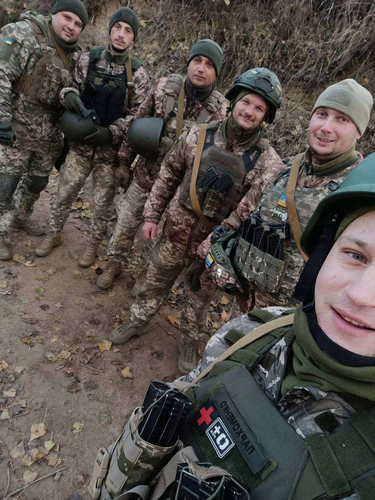 Українські військові в камуфляжі на природі