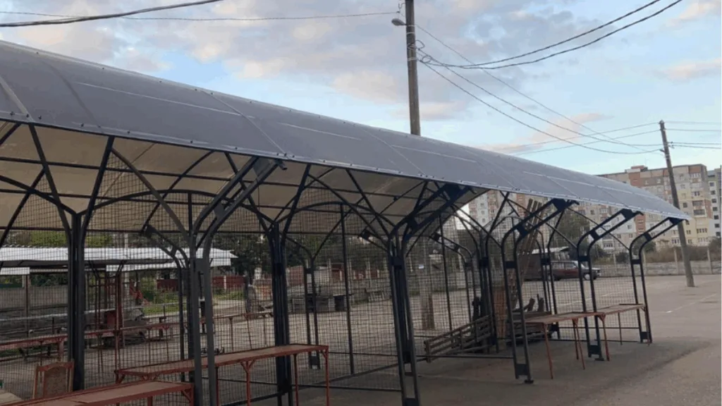 Металевий навіс на міському ринку