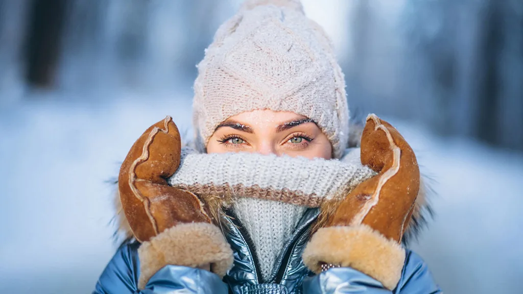Жінка в зимовому одязі на снігу