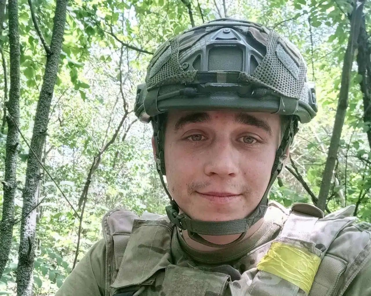 Український військовий у лісі в бронежилеті