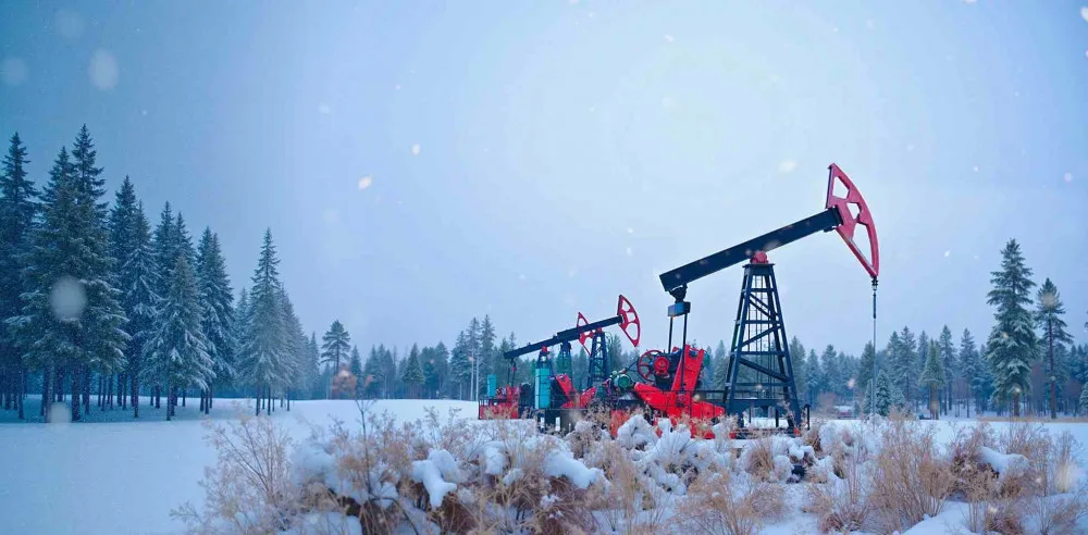 Нафтова вишка серед засніженого лісу