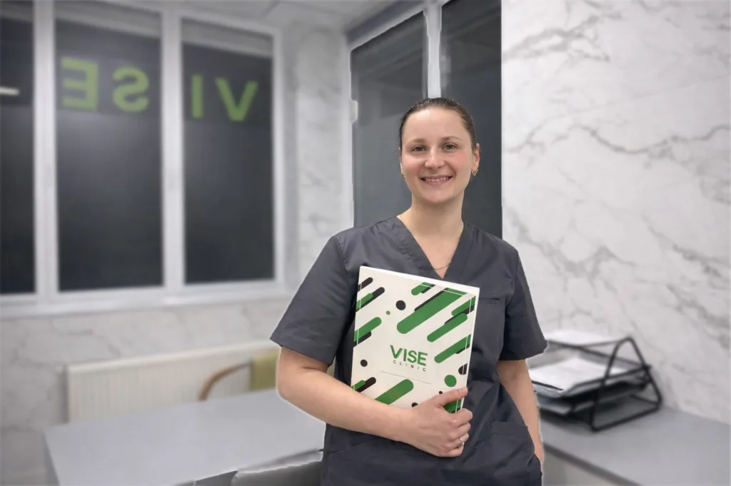 Медична працівниця у клініці VISE