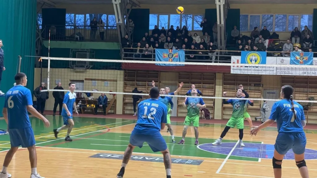 Волейбольний матч у спортивному залі з глядачами