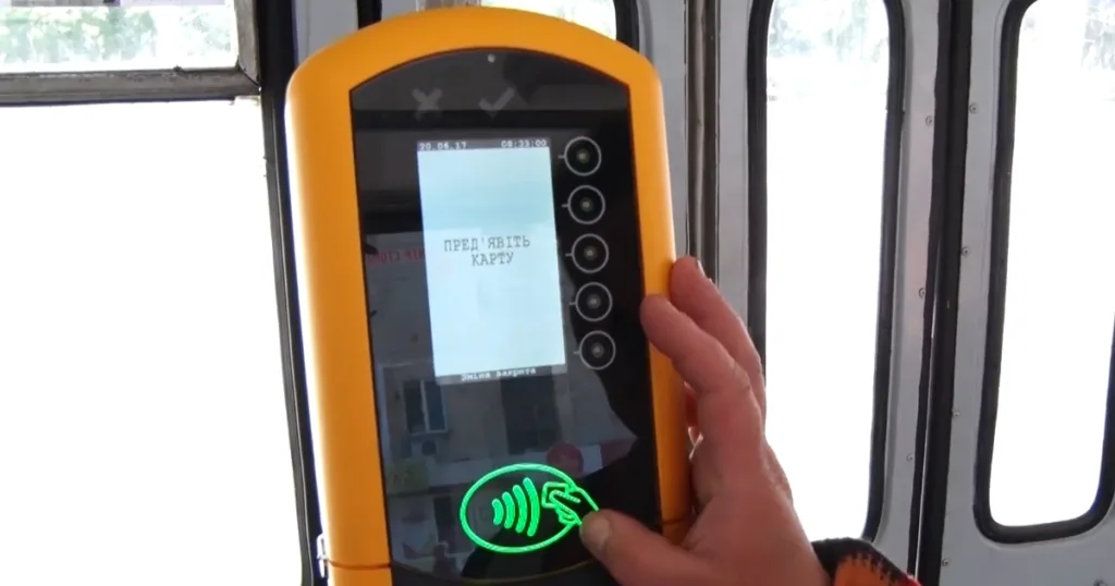 Валідатор безконтактної оплати у громадському транспорті
