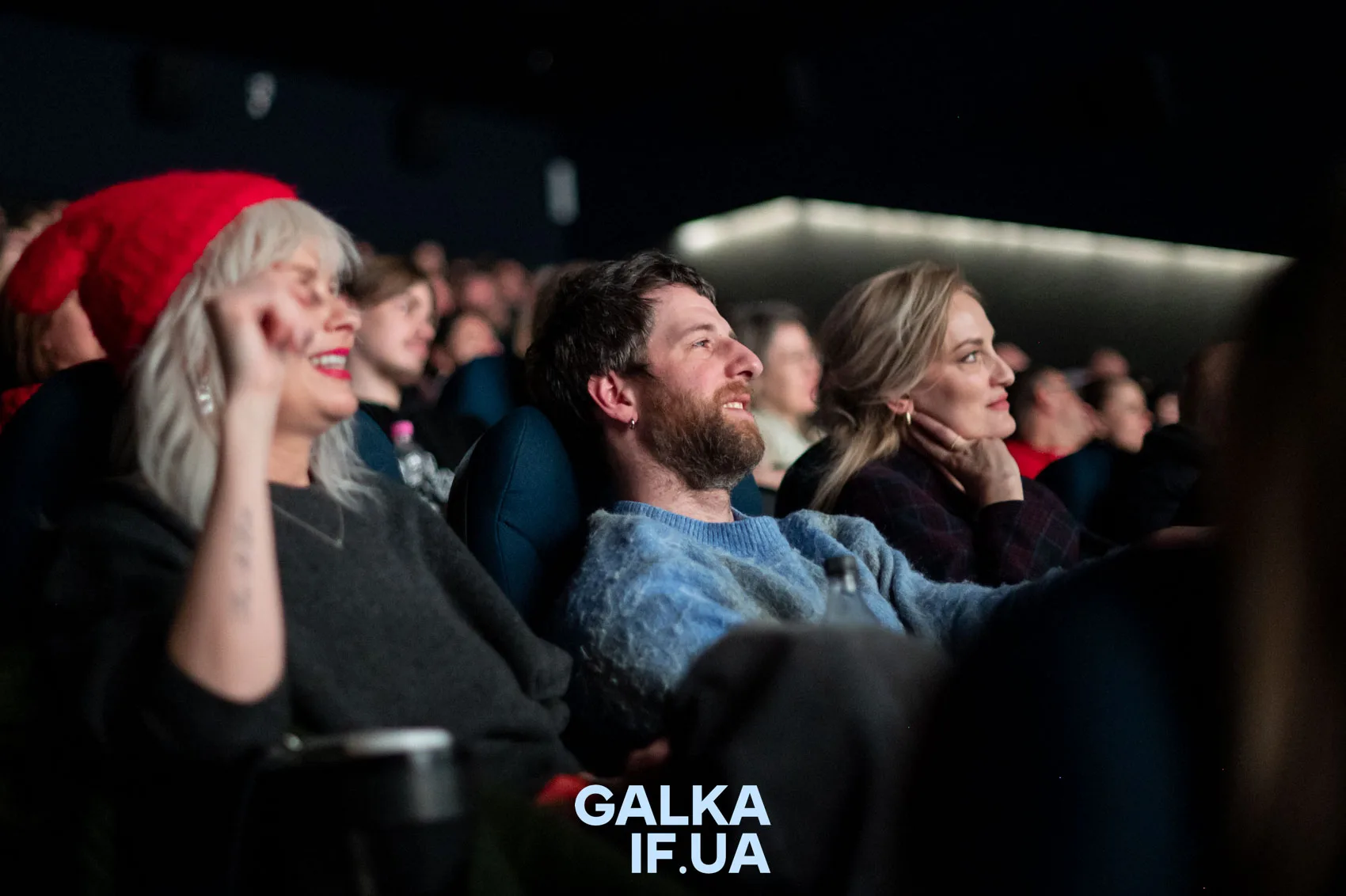 Глядачі насолоджуються фільмом у кінотеатрі