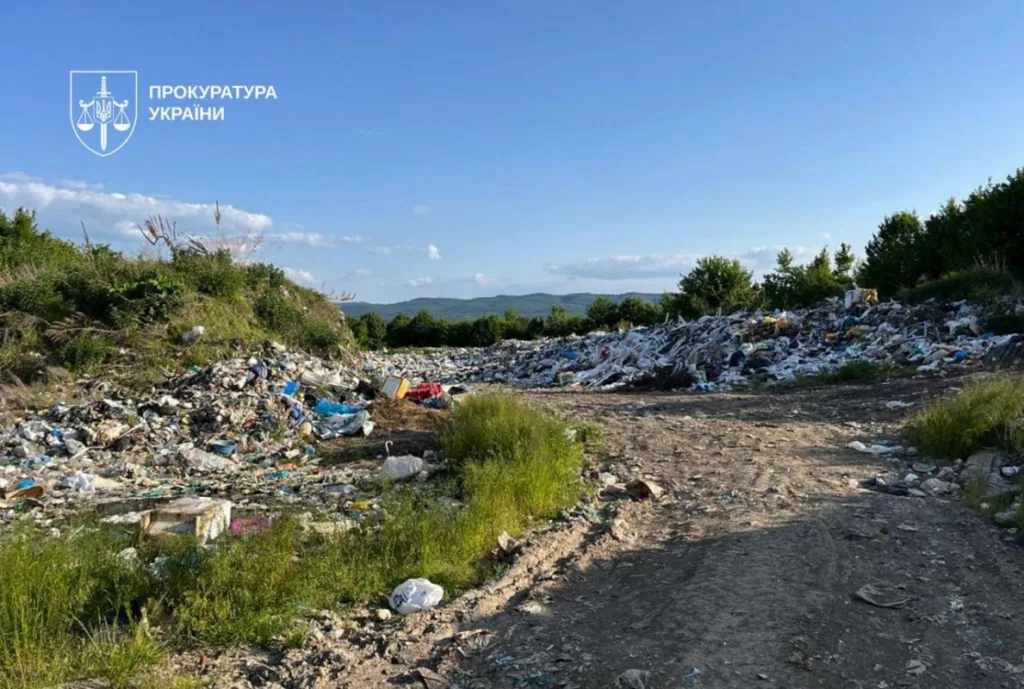 Незаконне сміттєзвалище серед природи України