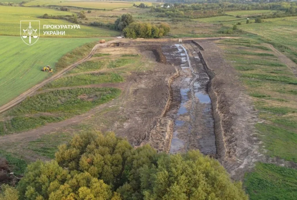 Земельні роботи біля водойми на полі