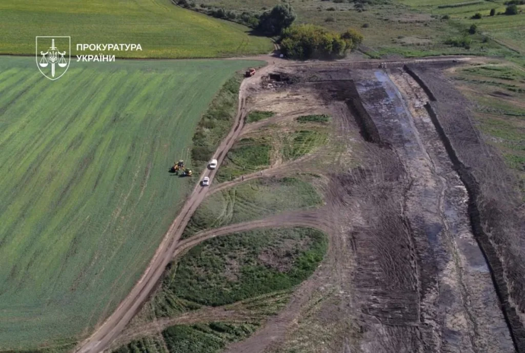 Аерознімок поля та земляних робіт в Україні