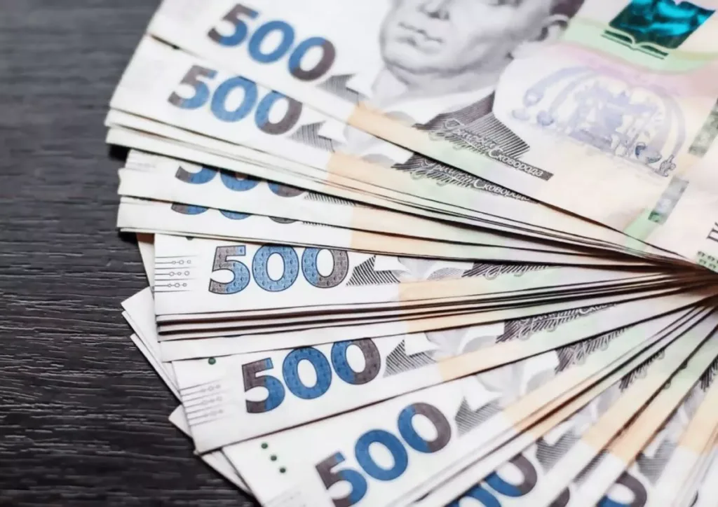 Купюри по 500 гривень на столі