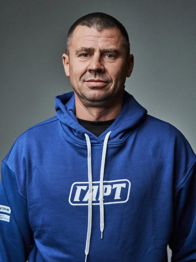 Чоловік у синій худі з написом ГАРТ