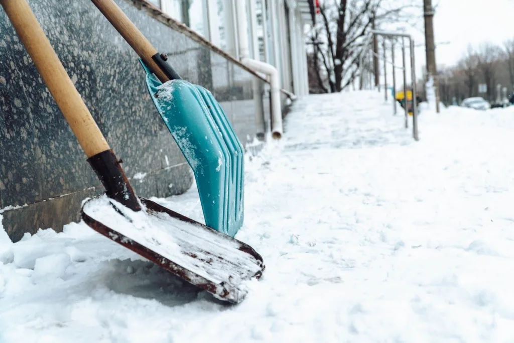 Лопати для прибирання снігу біля будівлі