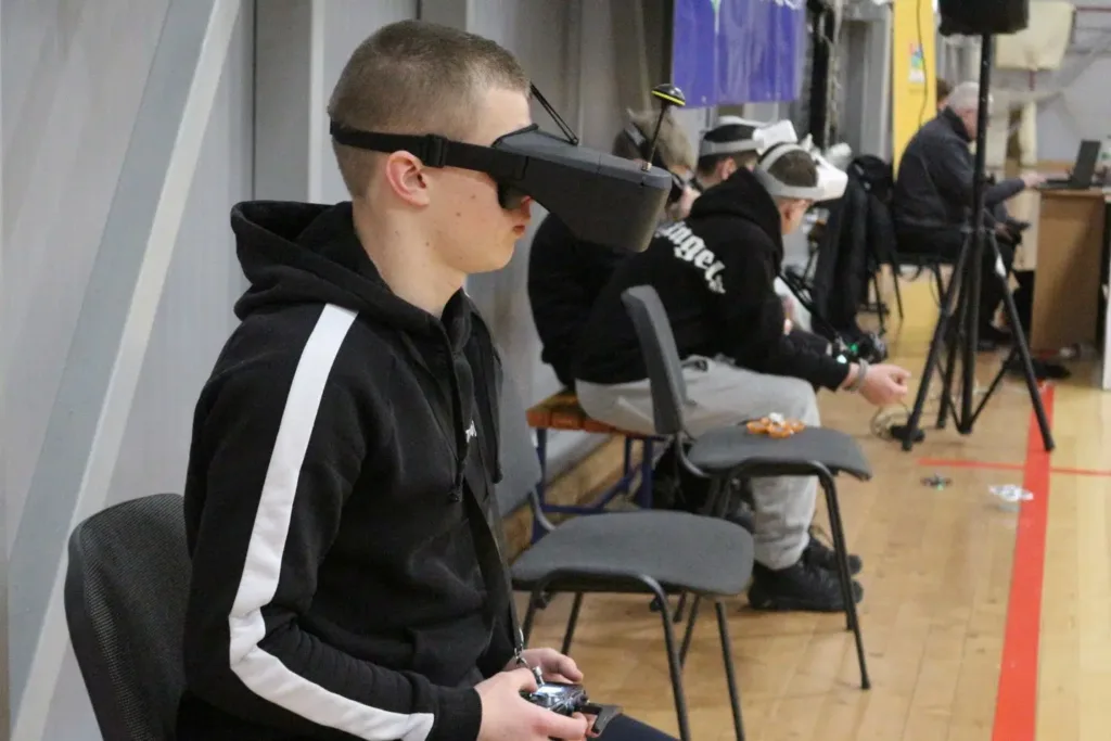 Юнак керує дроном у VR-окулярах