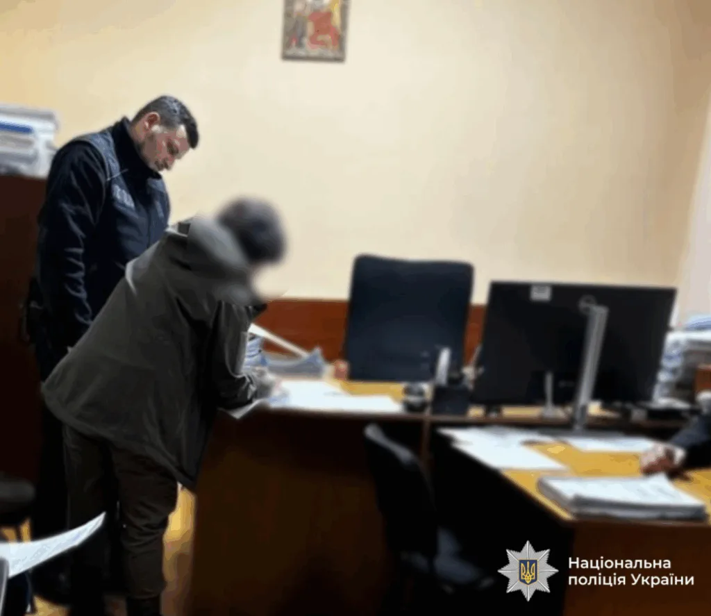 Поліцейський оформлює документи у відділку поліції