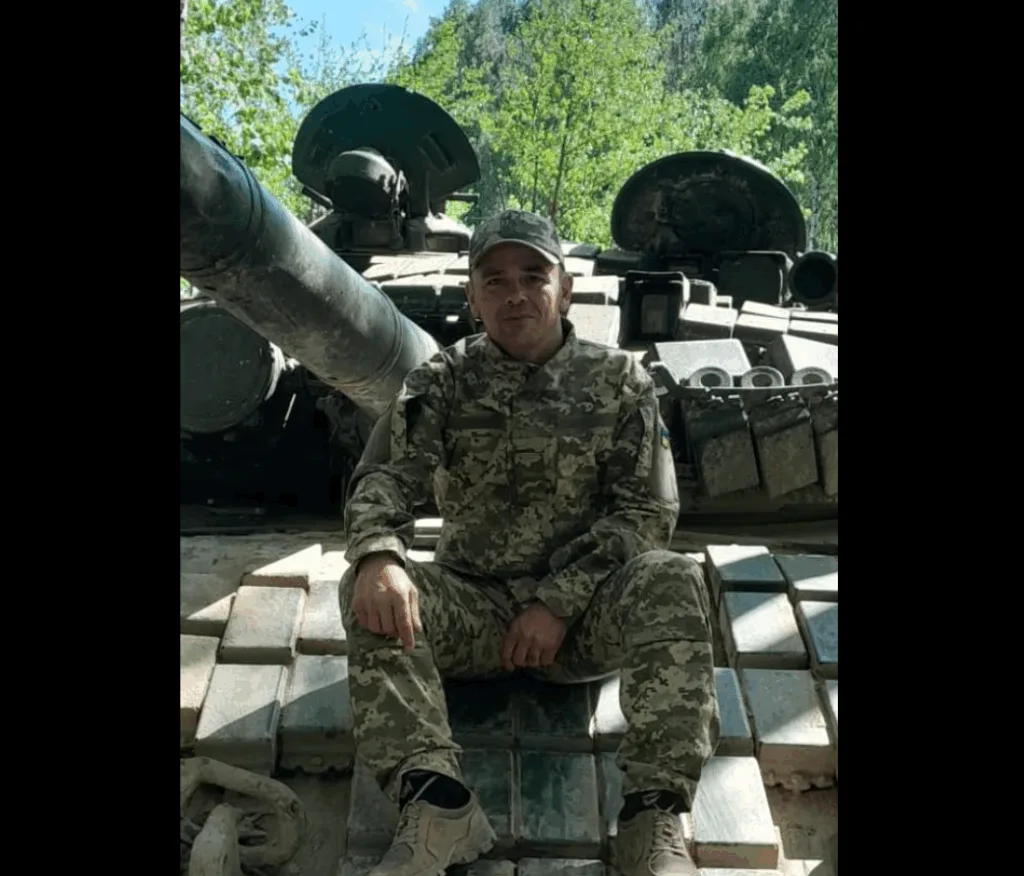 Військовий у камуфляжі сидить на танку