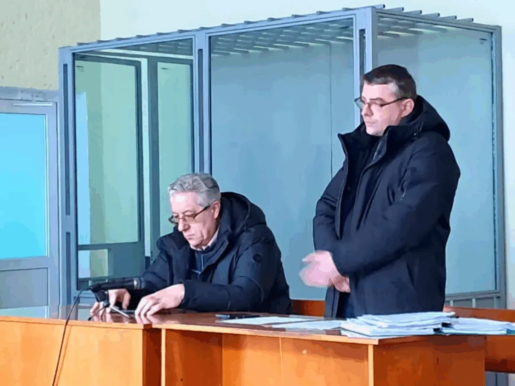 Двоє чоловіків у судовій залі