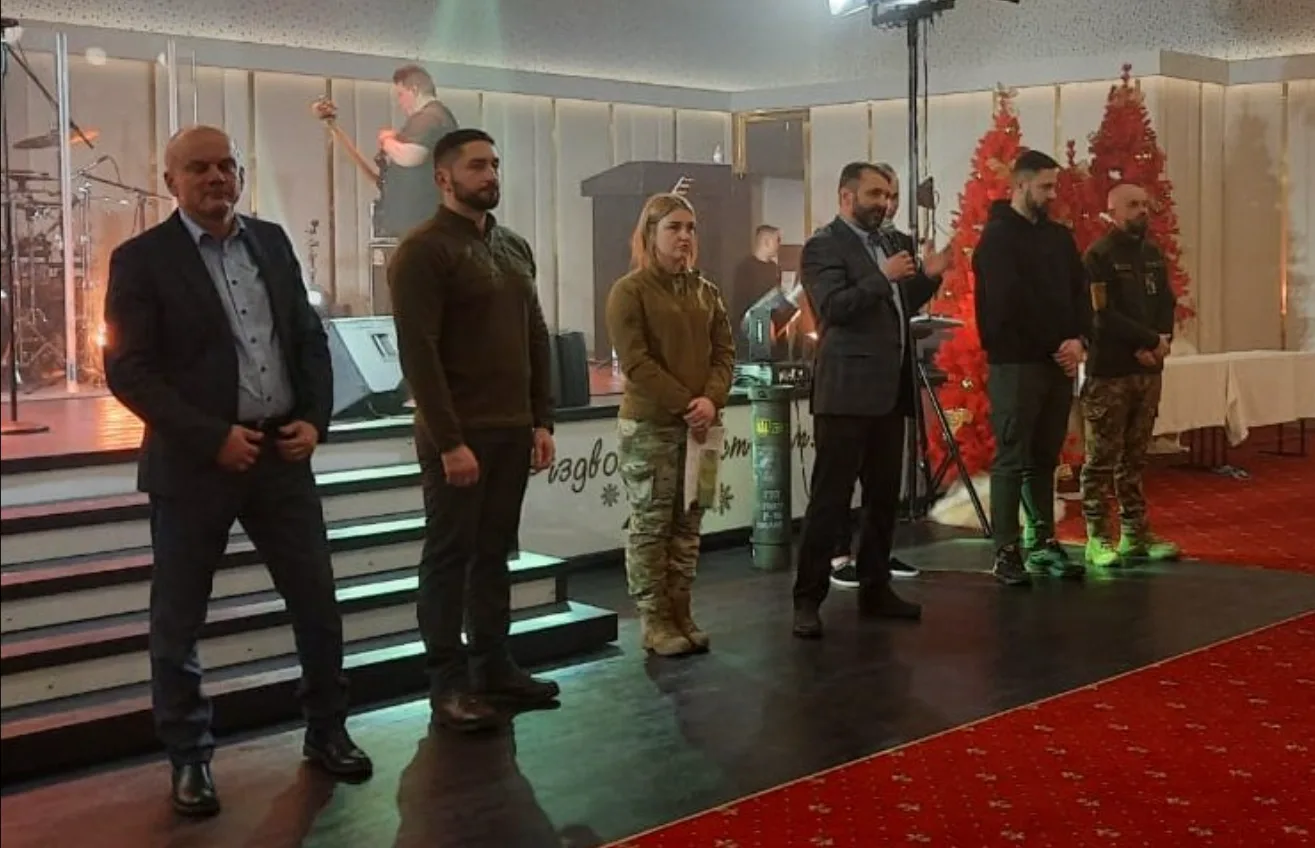 Люди стоять на сцені під час заходу