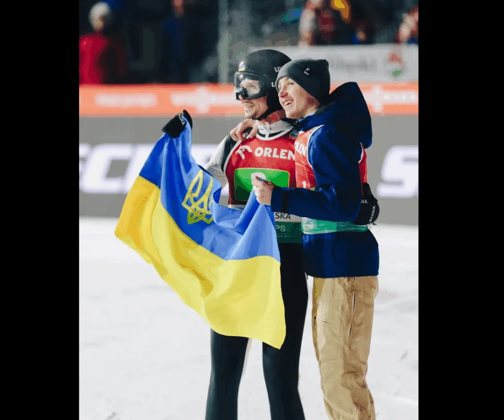 Спортсмени тримають прапор України на снігу