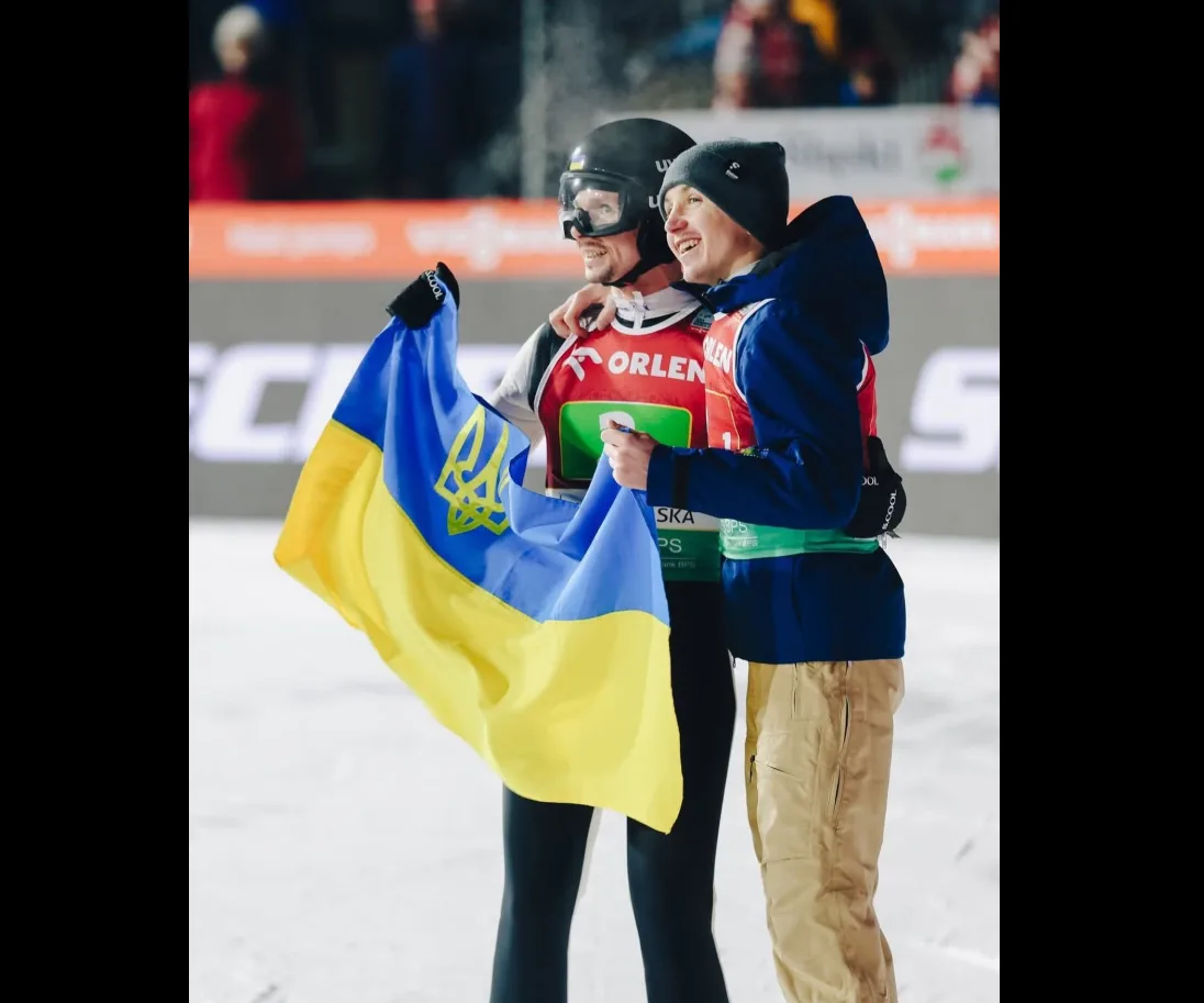 Спортсмени тримають прапор України на снігу