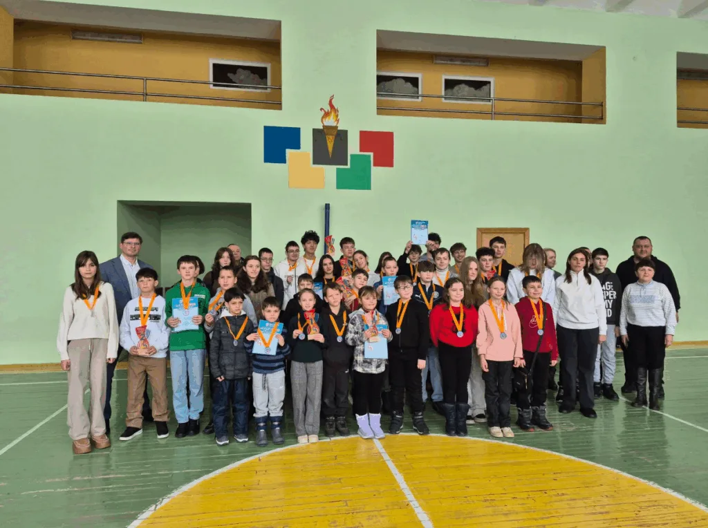 Учні з медалями на шкільному спортивному заході