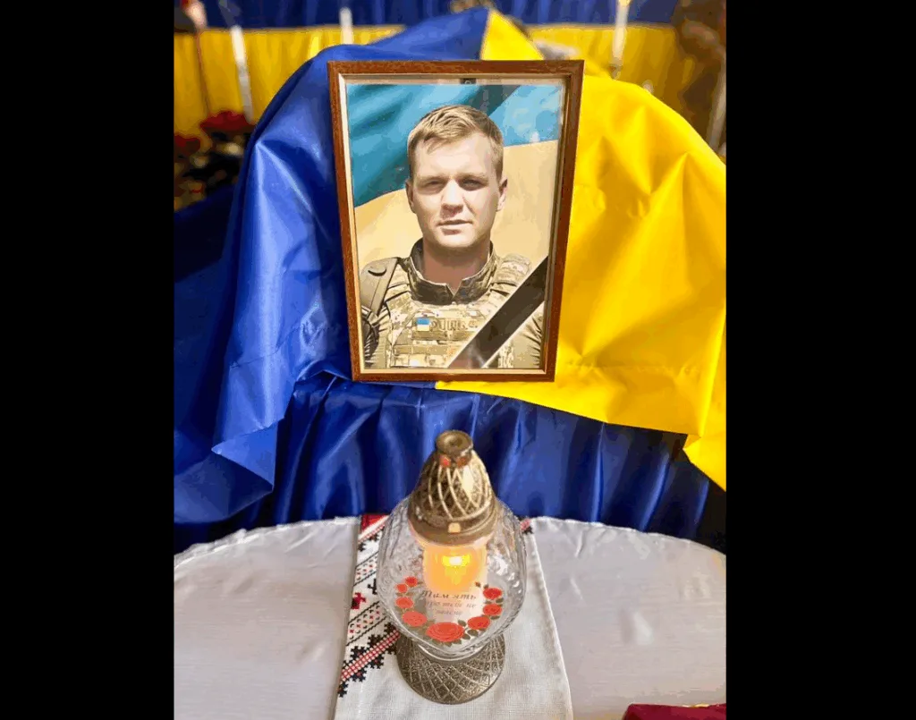 Фотографія загиблого українського військового з лампадкою