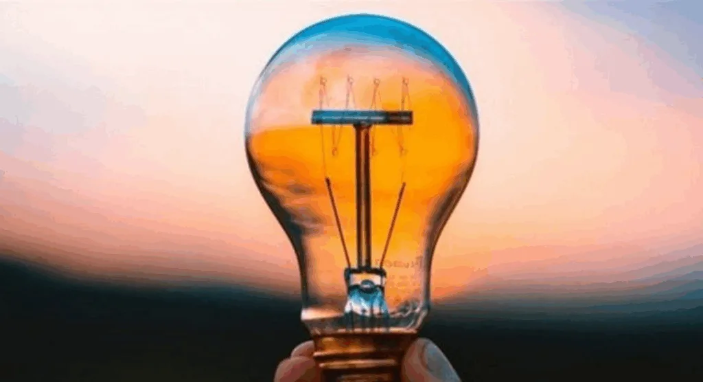 Лампочка на фоні заходу сонця