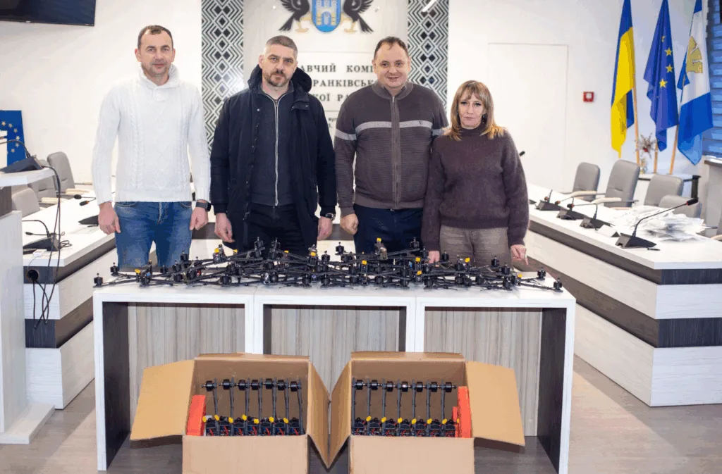 Люди перед столом із дронами в офісі