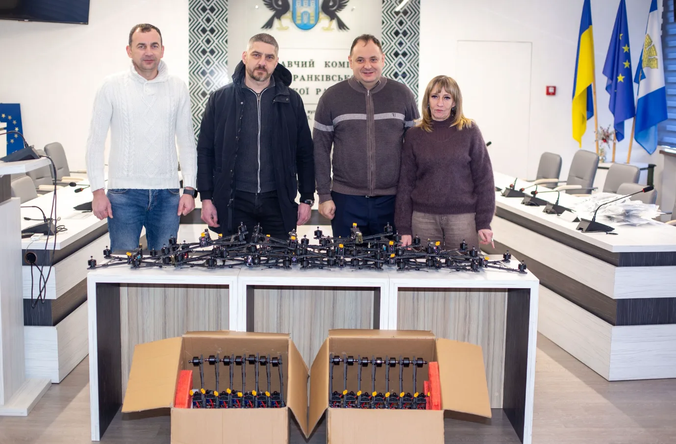 Люди перед столом із дронами в офісі