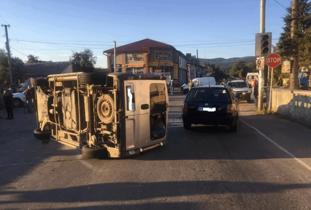 Дорожня аварія з перевернутим автомобілем у місті