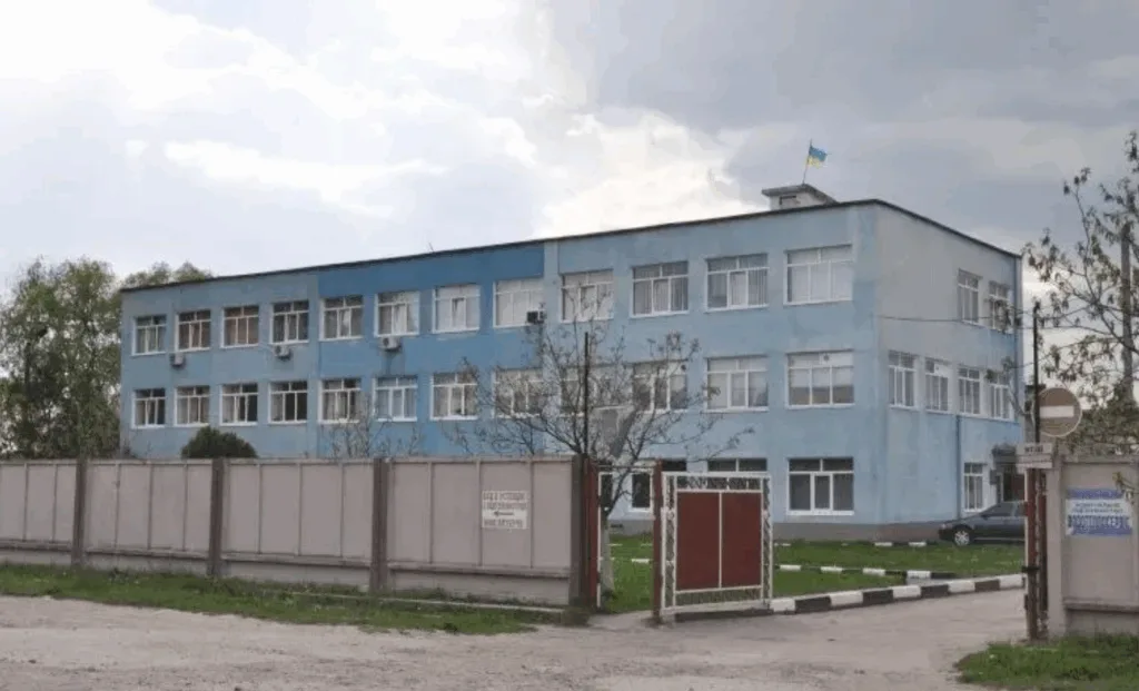 Синя будівля з українським прапором на даху