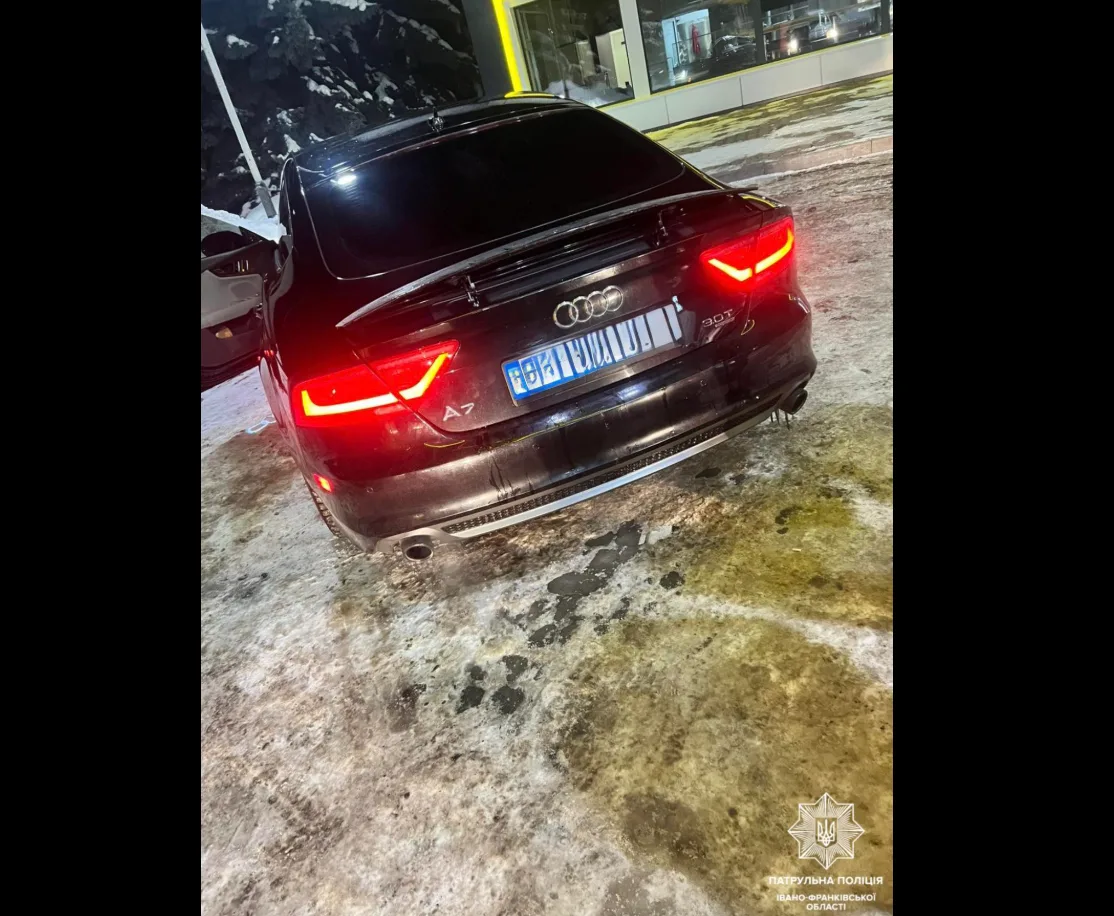 Чорне Audi A7 на парковці взимку