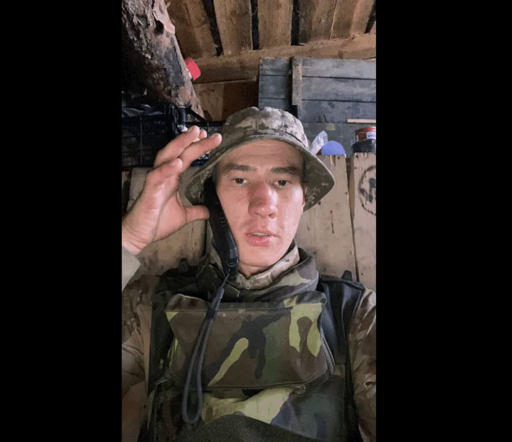 Військовий у камуфляжі говорить по рації