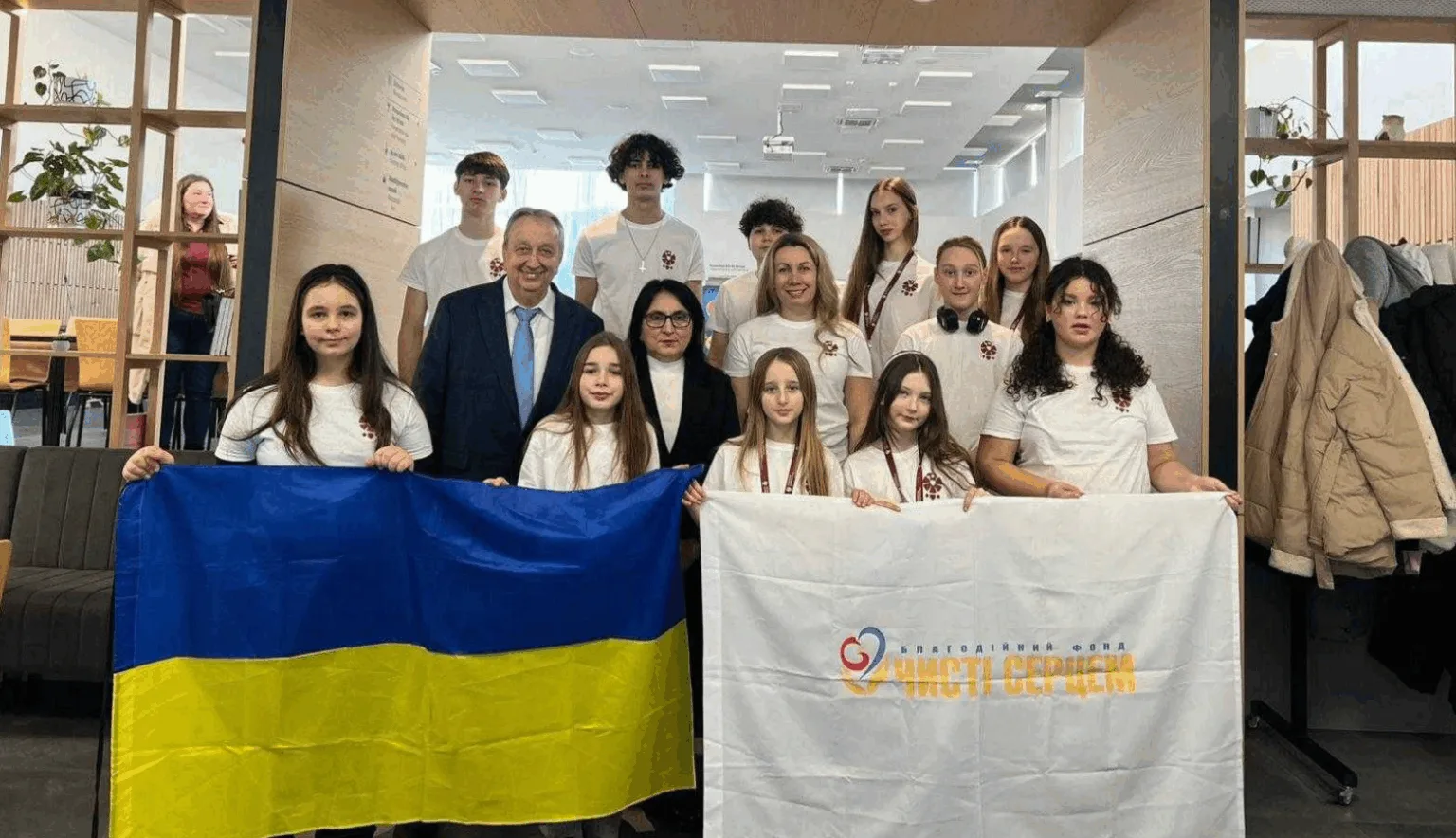 Група людей з прапором України у приміщенні