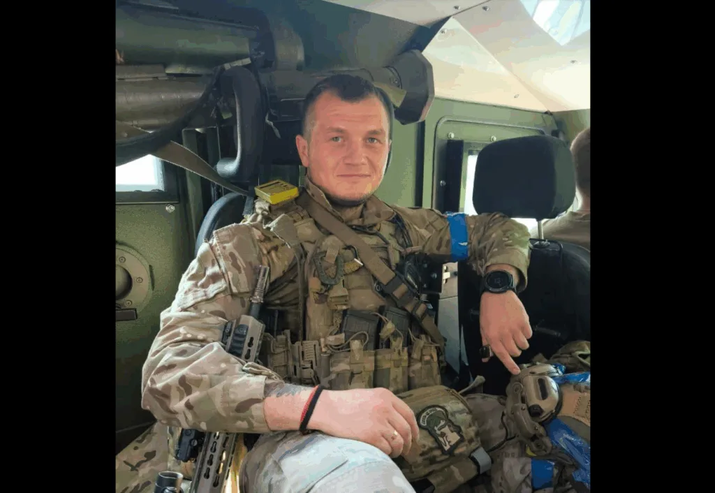 Український військовий у машині в камуфляжі