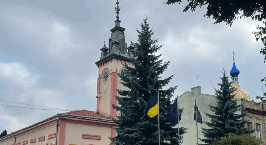 Ратуша з годинником і прапор України
