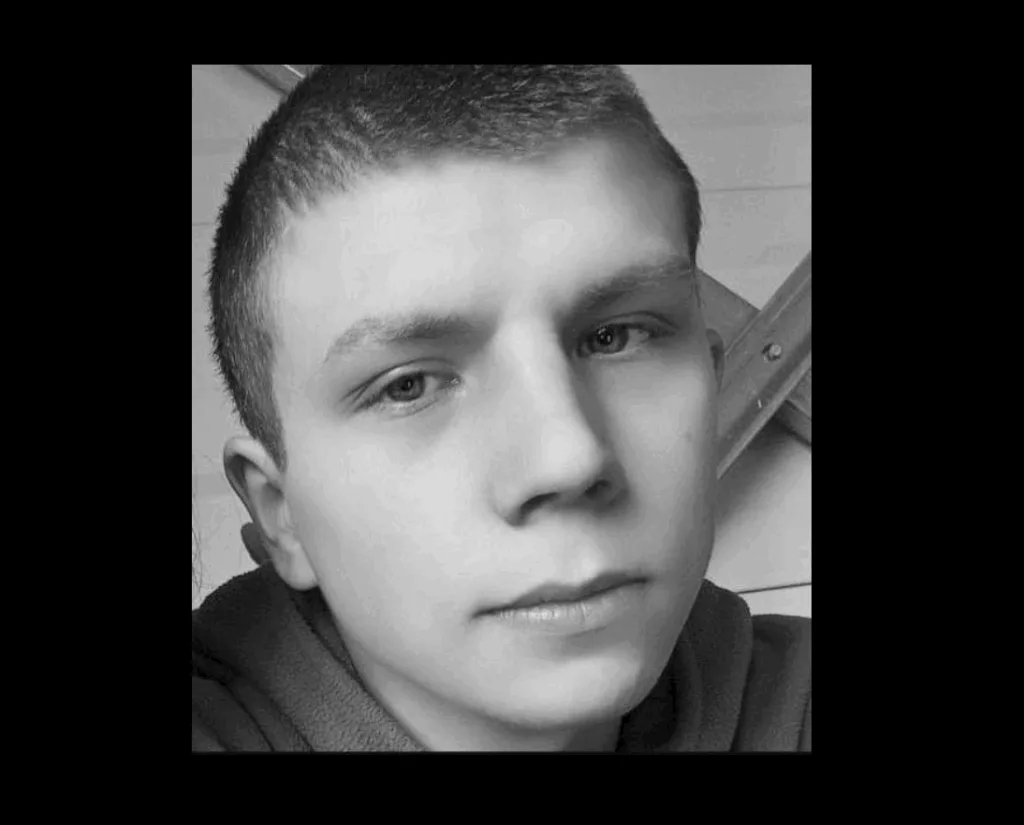 Чорно-білий портрет молодої людини крупним планом