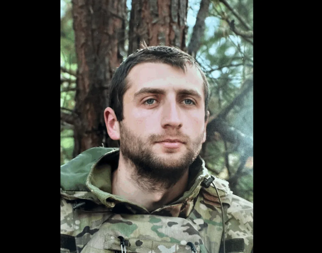 Військовий у камуфляжі серед лісу