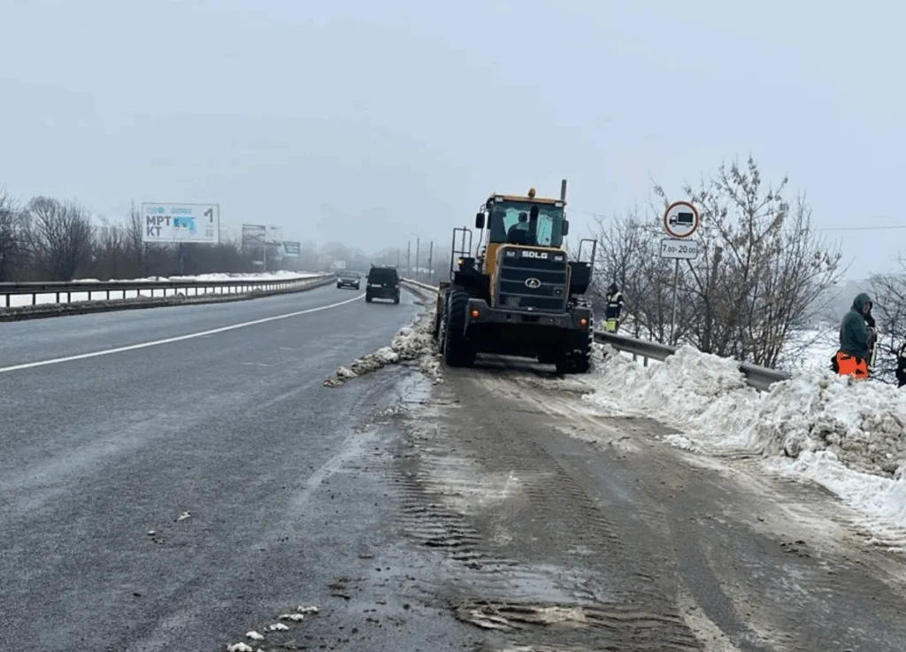 Очищення дороги від снігу спецтехнікою взимку