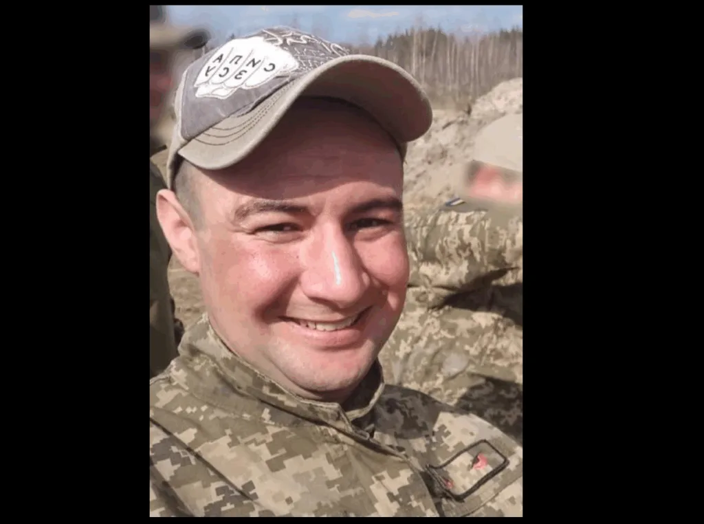 Український військовий усміхається на природі