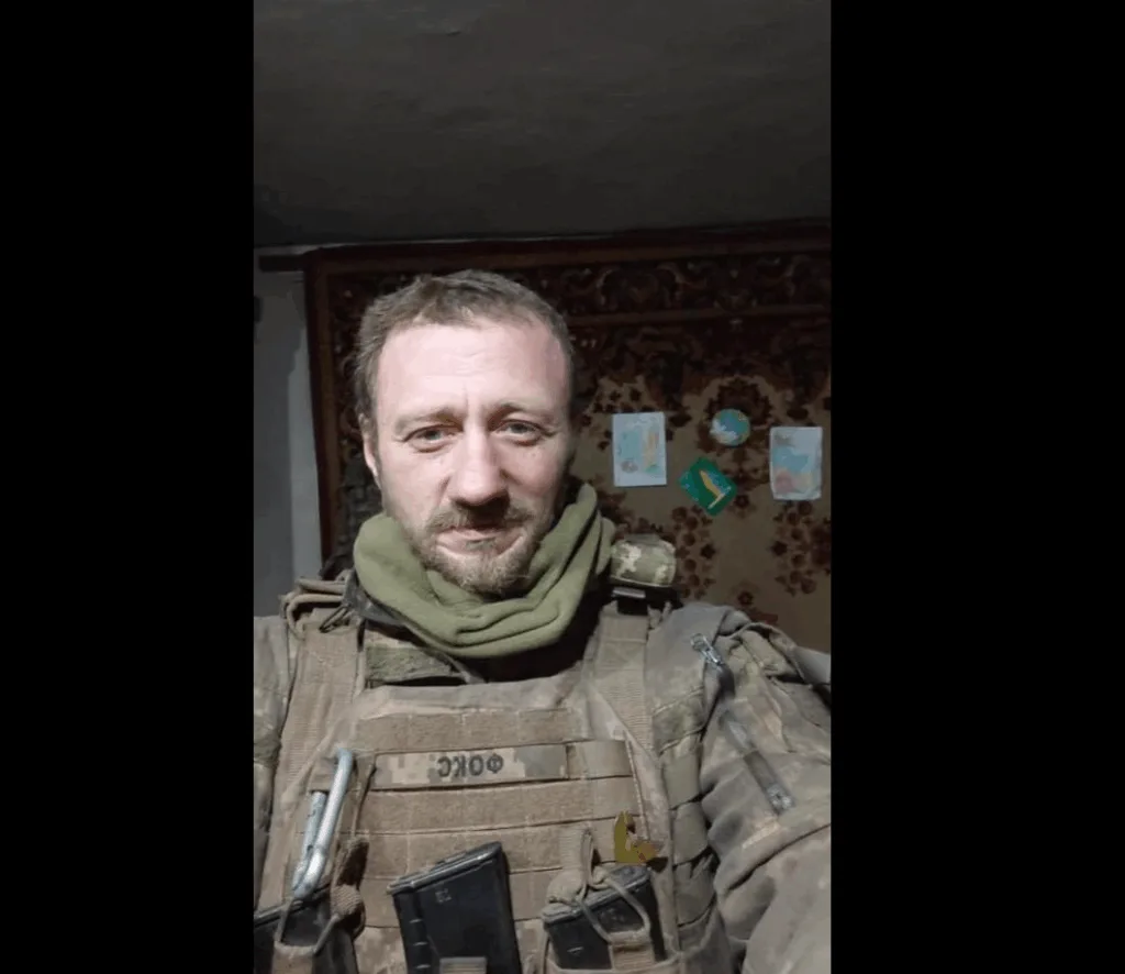 Український військовий у бронежилеті робить селфі