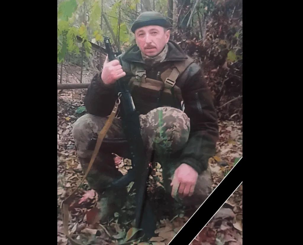 Український військовий у лісовій місцевості