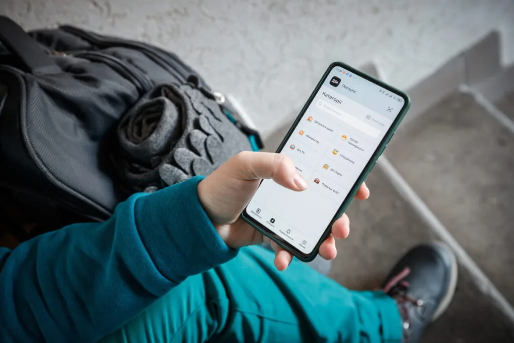 Людина користується додатком на смартфоні