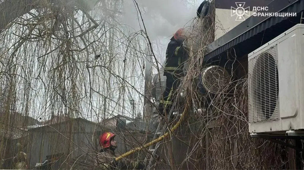 Пожежники гасять вогонь у будинку серед диму