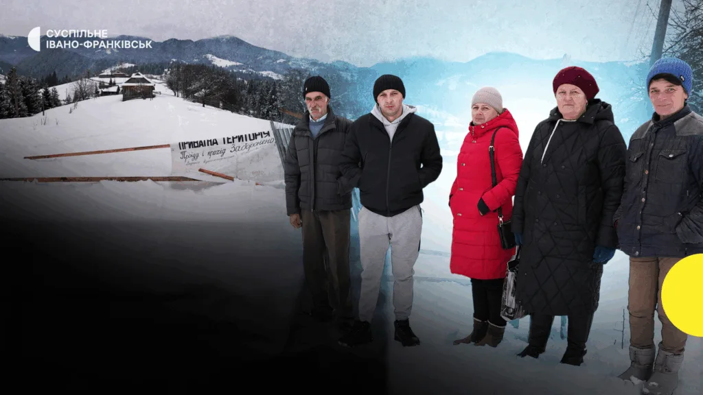 Люди стоять на засніженій вулиці в горах